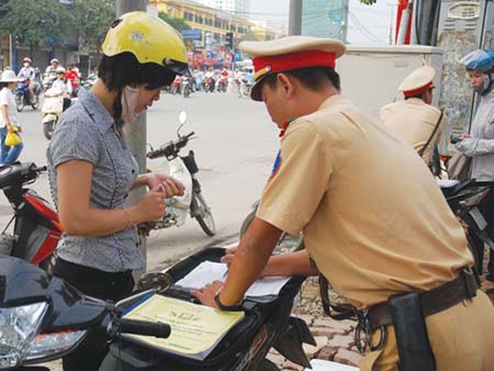 “Trốn” nộp phạt vi phạm giao thông có thể bị trừ lương hoặc tài khoản.